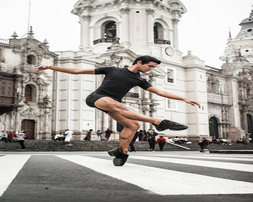 Equipo de trabajo compartiendo en oficina en Lima